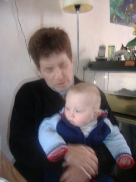regardez la mamie elle le regarde et moi vlà même pas un sourire 