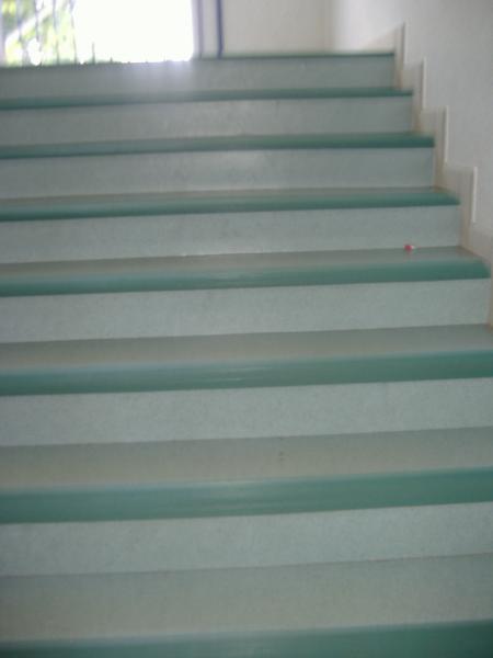 voici la deuxieme partie d'escalier qui descent au rezde- chaussée