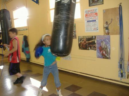 vlà ma fille qui tappe  hé oui  alex pratique la boxe