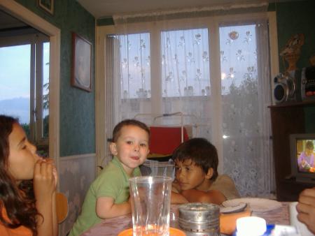 en mange tout en s' amusant 